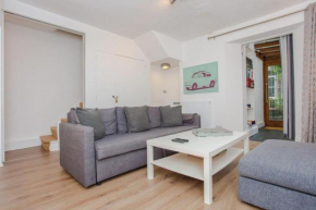 Spacious 2 Bedroom Flat for 6 - 10 mins from Central